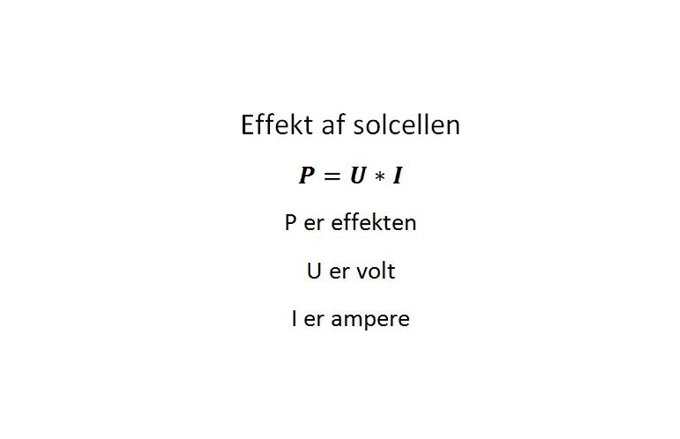 Man finder effekten (m\u00e5lt i Watt) af en solcelle ved at gange sp\u00e6ndingsforskellen (m\u00e5lt i Volt) og str\u00f8mstyrken (m\u00e5lt i ampere) sammen.