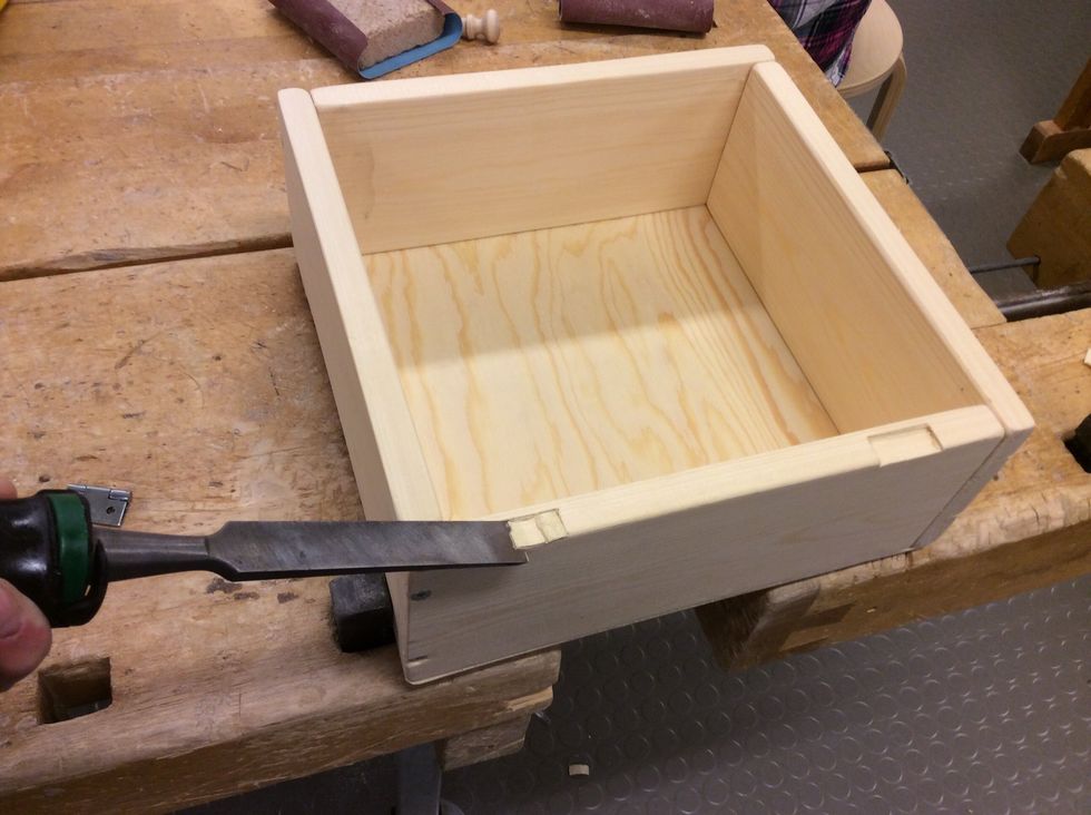 Man kan f\u00f6rs\u00e4nka hela g\u00e5ngj\u00e4rnets tjocklek i l\u00e5dan. Eller kan man f\u00f6rs\u00e4nka halva i l\u00e5dan och halva i locket. P\u00e5 denna l\u00e5da valde vi att f\u00f6rs\u00e4nka allt i l\u00e5dan.