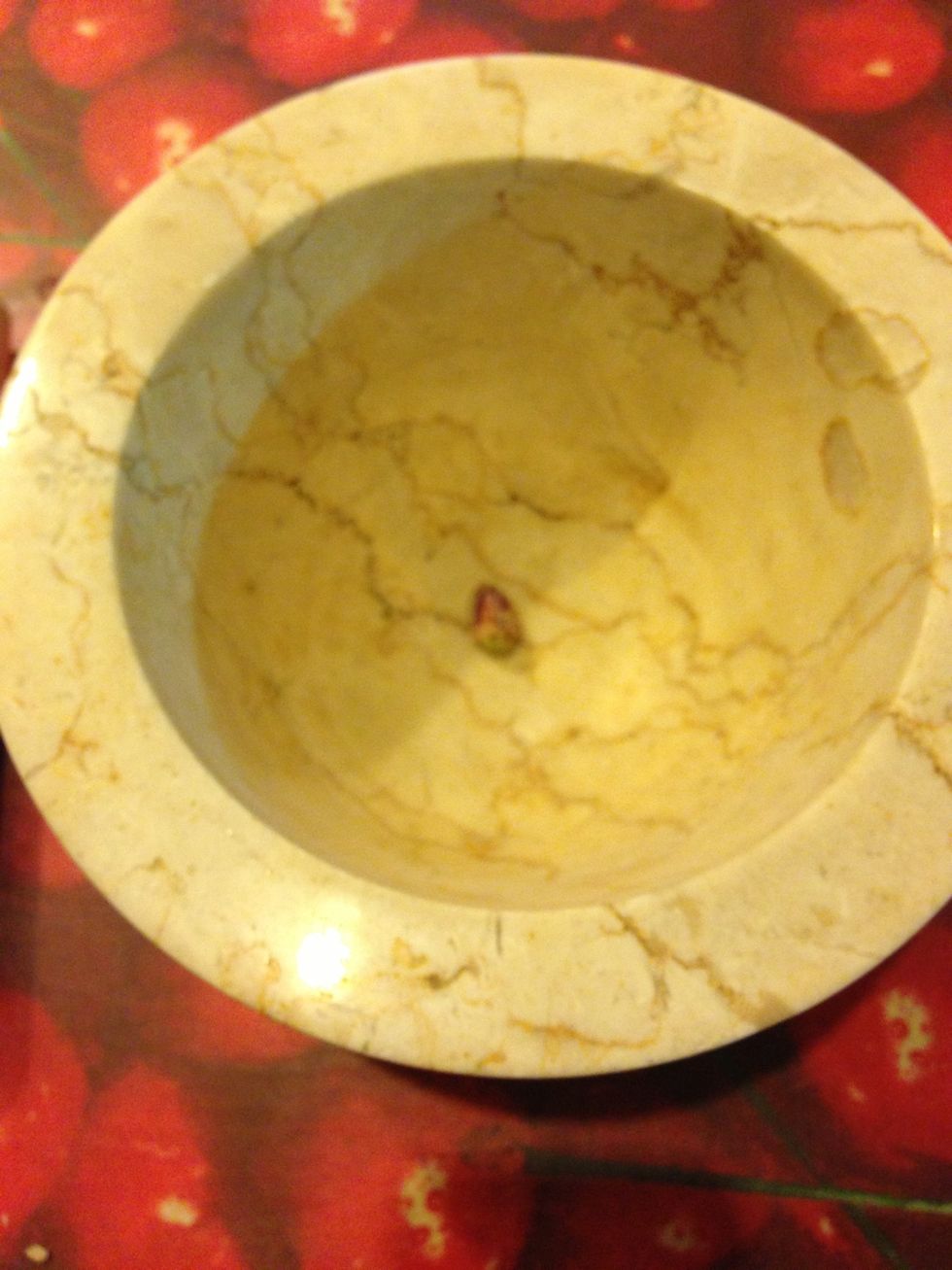 Man mano che li sbucciate inseriteli in un mortaio