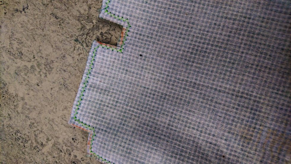 Man sicksackar f\u00f6r att kanten inte ska fransa sig.