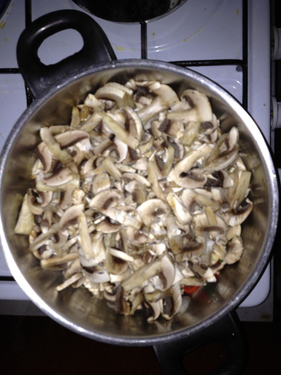 Mantarlar kavrulan biber ve so\u011fanlar\u0131n \u00fcst\u00fcne konulur...