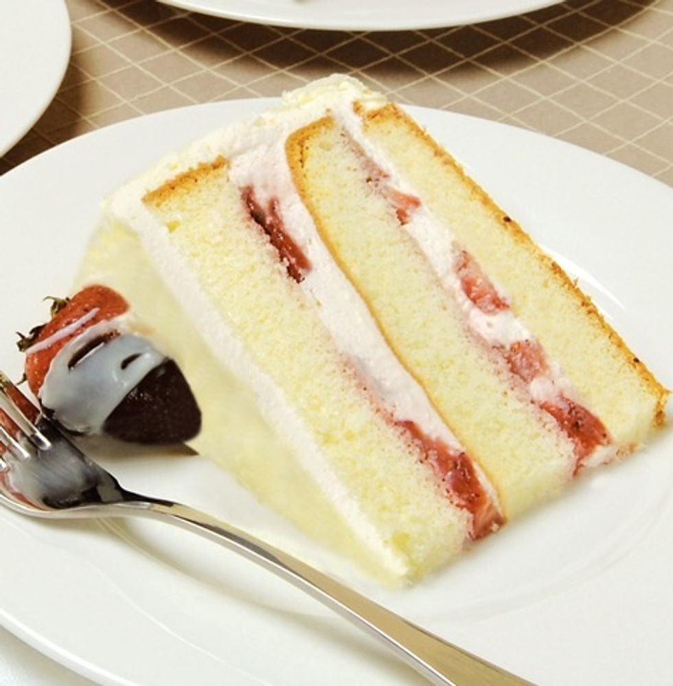 Many couples choose icing and decorations that reflect the wedding's color or scheme.