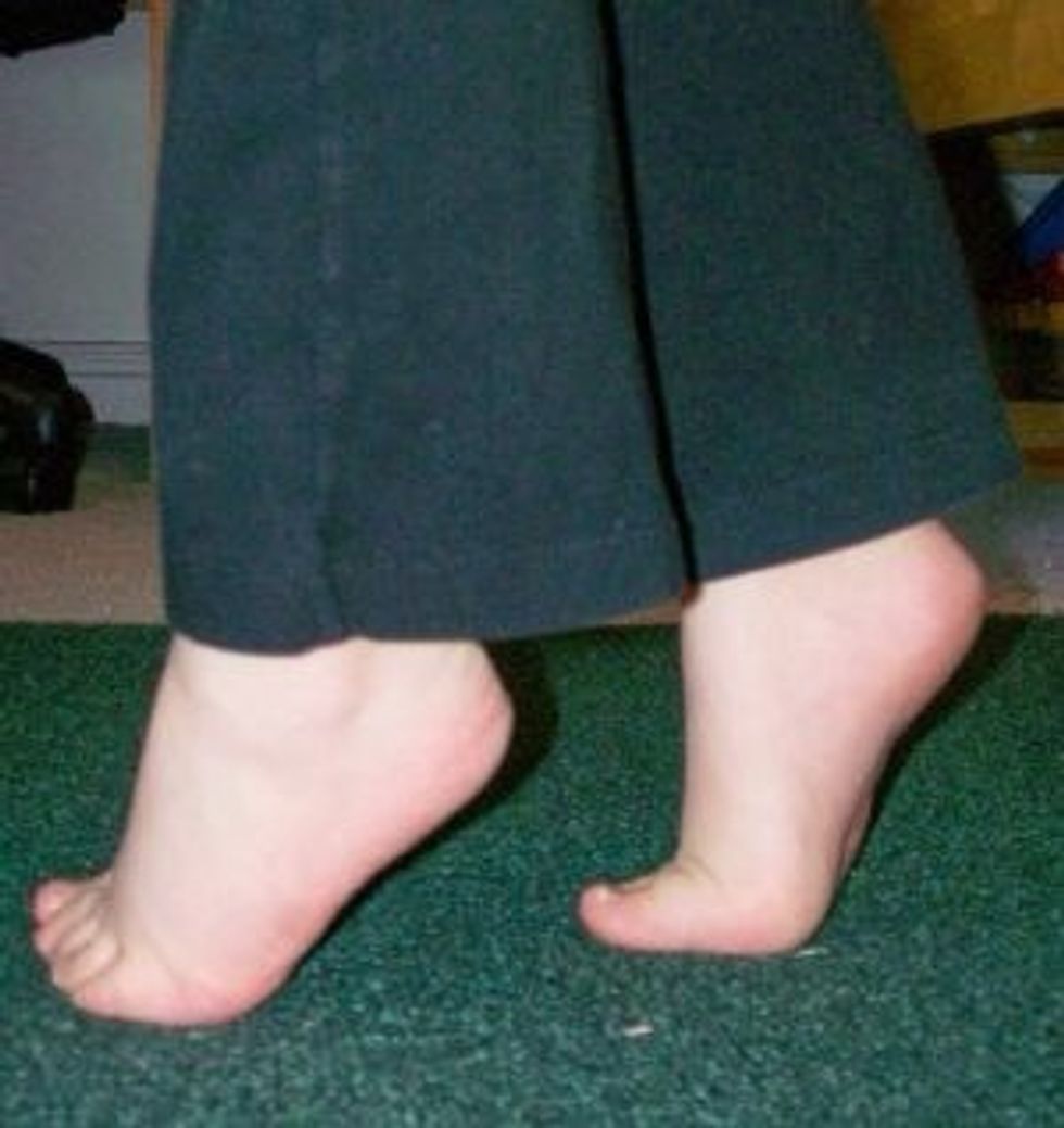 Marcha de puntillas, medimos flexi\u00f3n plantar, dorso flexi\u00f3n de tobillos y el equilibrio