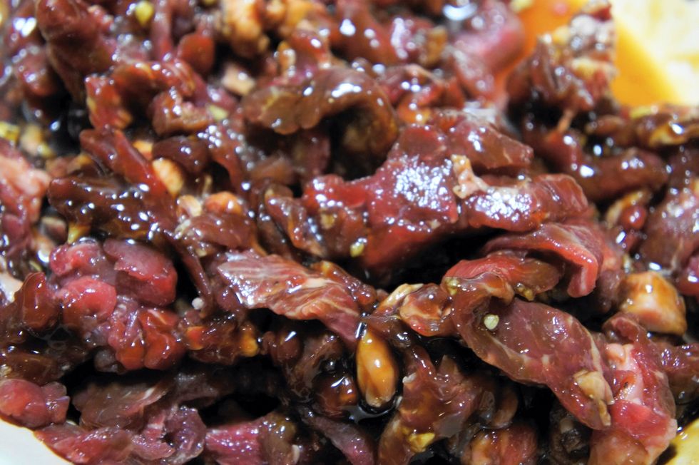 Marinade minced garlic, 2 tablespoon of oyster sauce, 1 tablespoon of fish sauce, 1 tablespoon of sugar with beef and set aside for 1 hour.