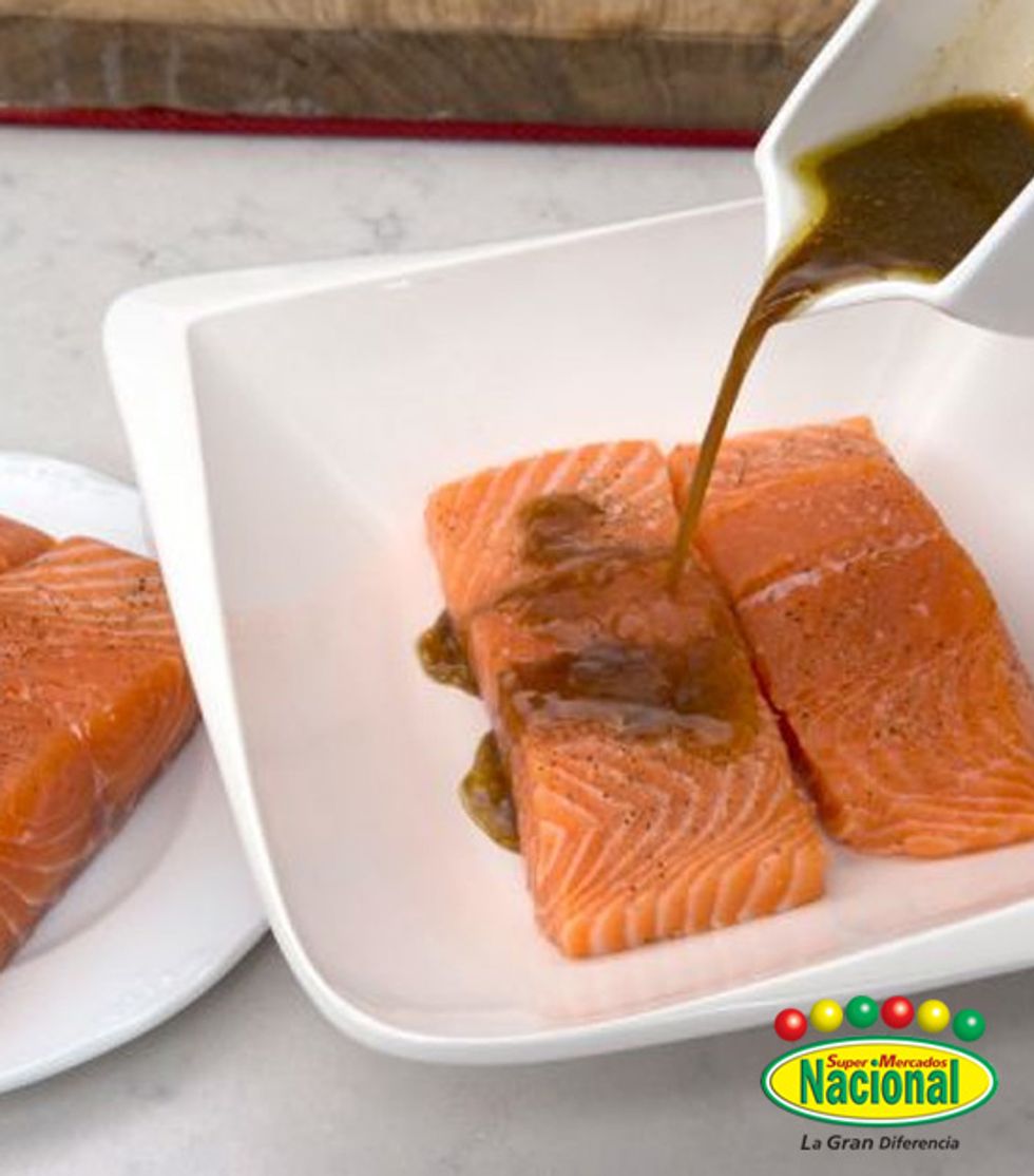 Marinar el pescado. Salpimienta los lomos de salm\u00f3n y col\u00f3calos en una fuente. Mezcla la salsa de soja, jengibre, az\u00facar y 4 cucharadas de aceite. Riega el pescado y que marine durante 30 minutos.