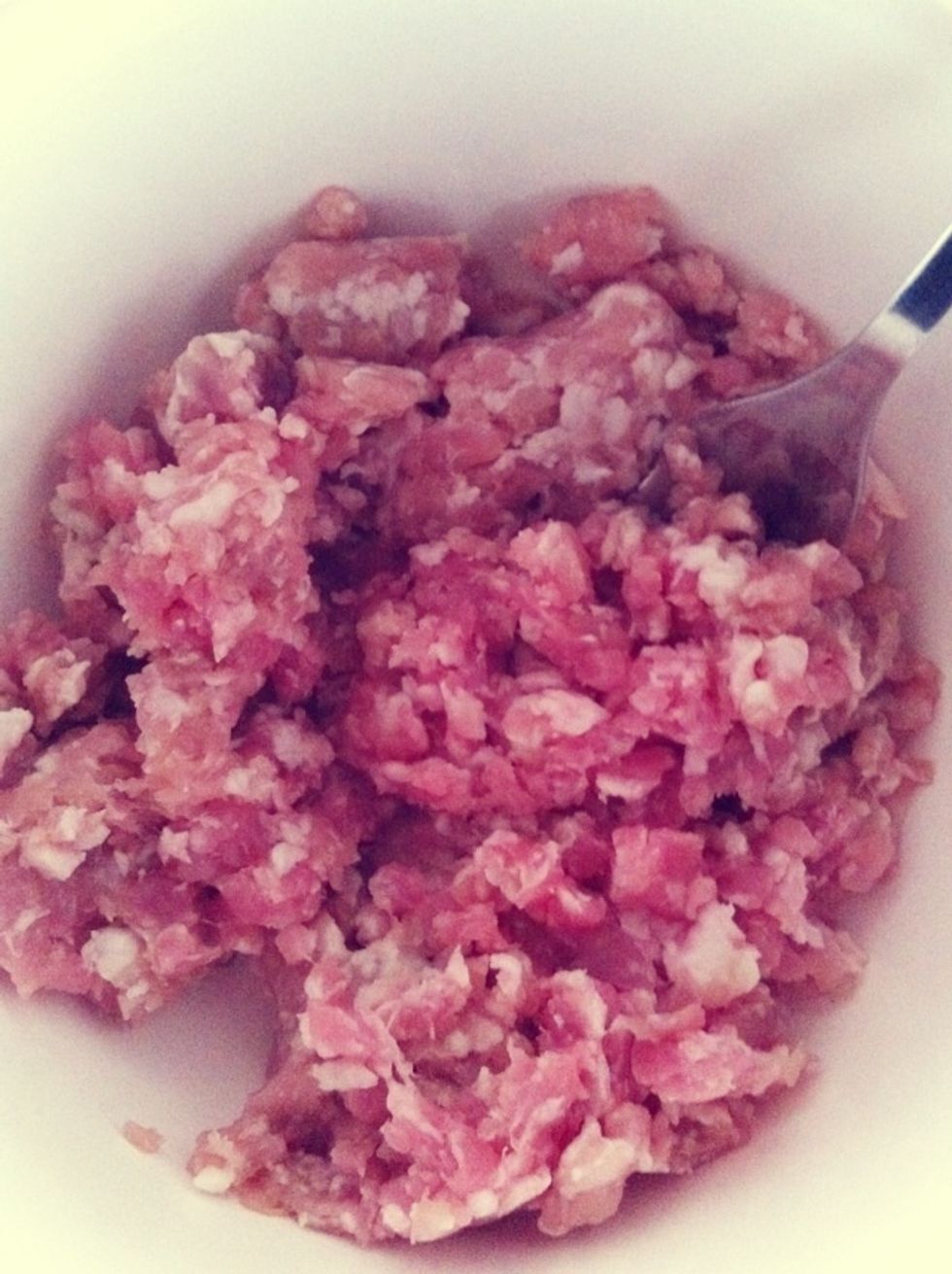 Marinate minced meat with pepper & corn flour.