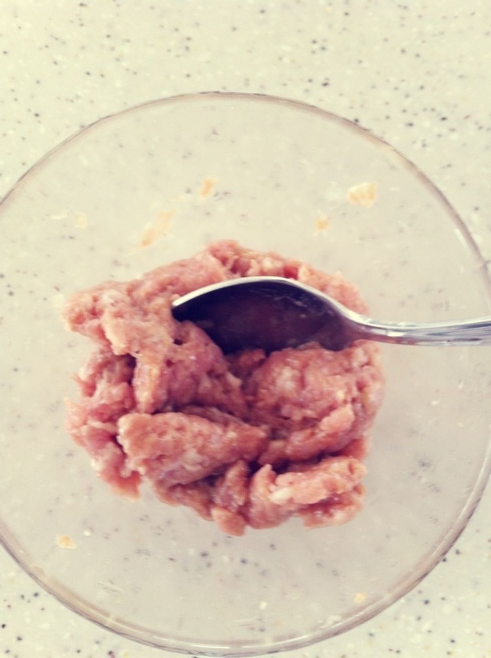 Marinate minced meat with soya sauce, pepper & sesame oil.