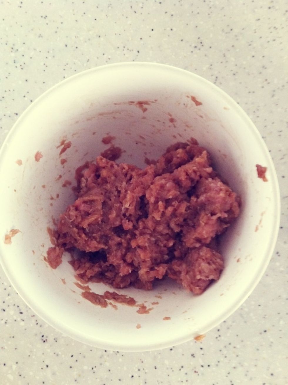 Marinate mincemeat with soya sauce, pepper & corn flour.