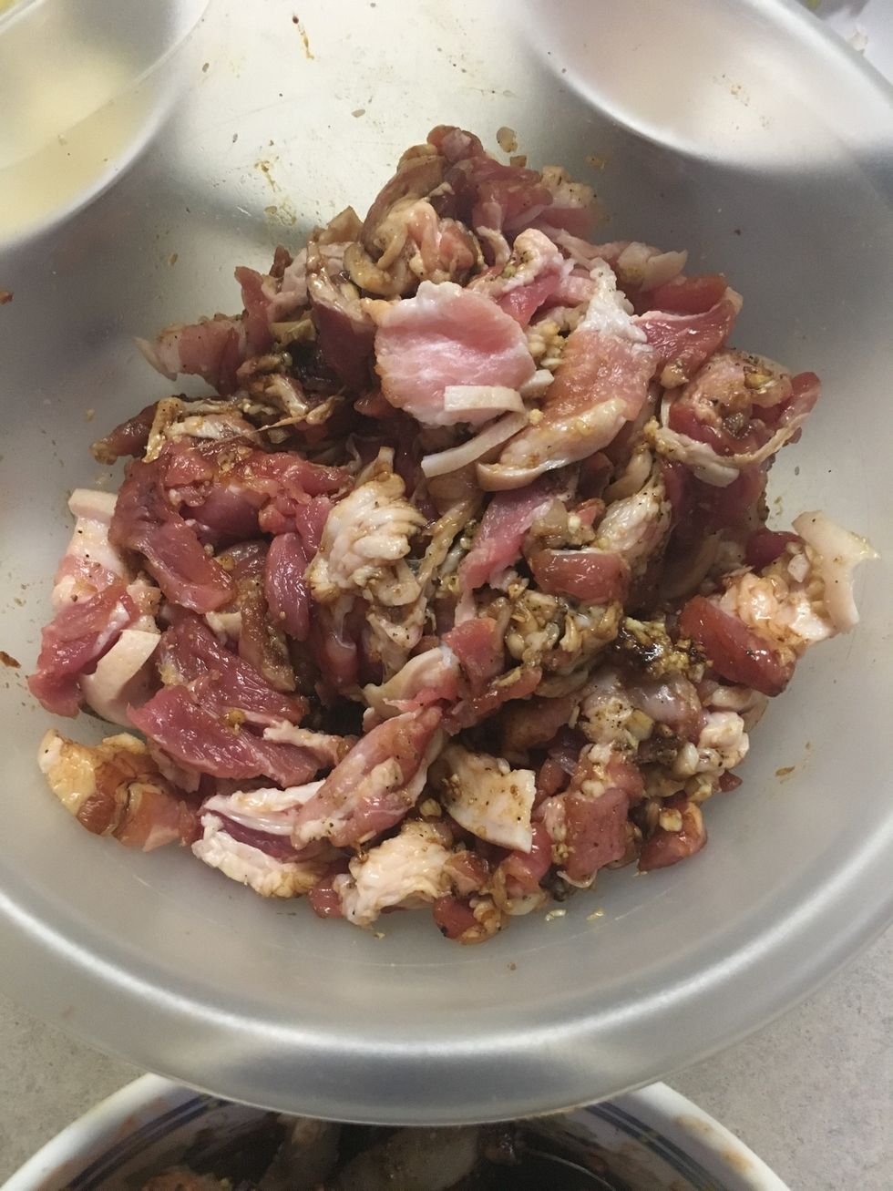 Marinate the pork belly: add 1tbsp minced garlic, 1 tbsp minced purple onion, 3 tbsp fish sauce, 1 tbsp of chicken gnor, 1/2 tsp salt, 2 tbsp light brown sugar, 1 tsp chili pepper.Mix well, wait15mins