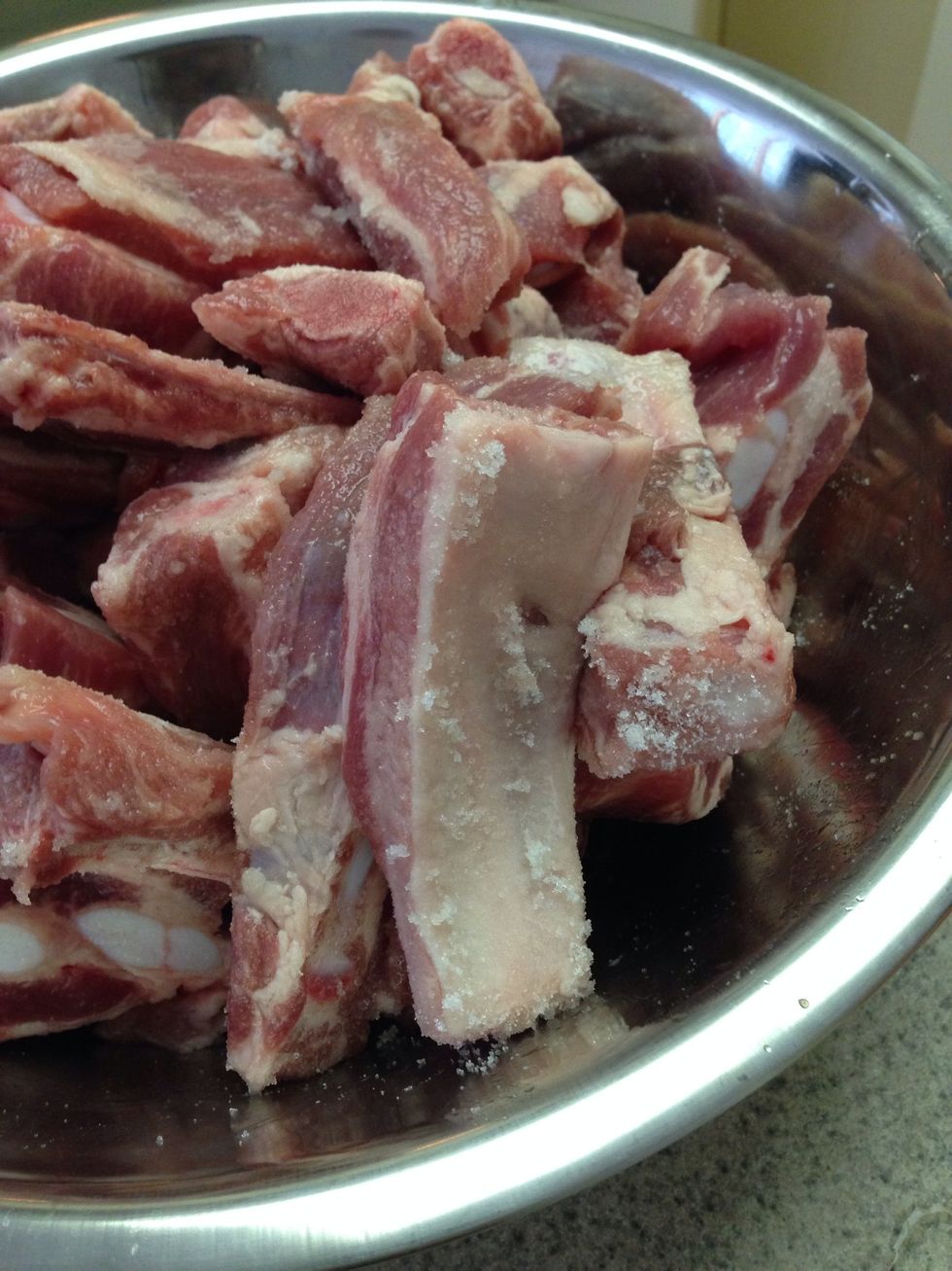 Marinate the ribs in sugar for 30 minutes