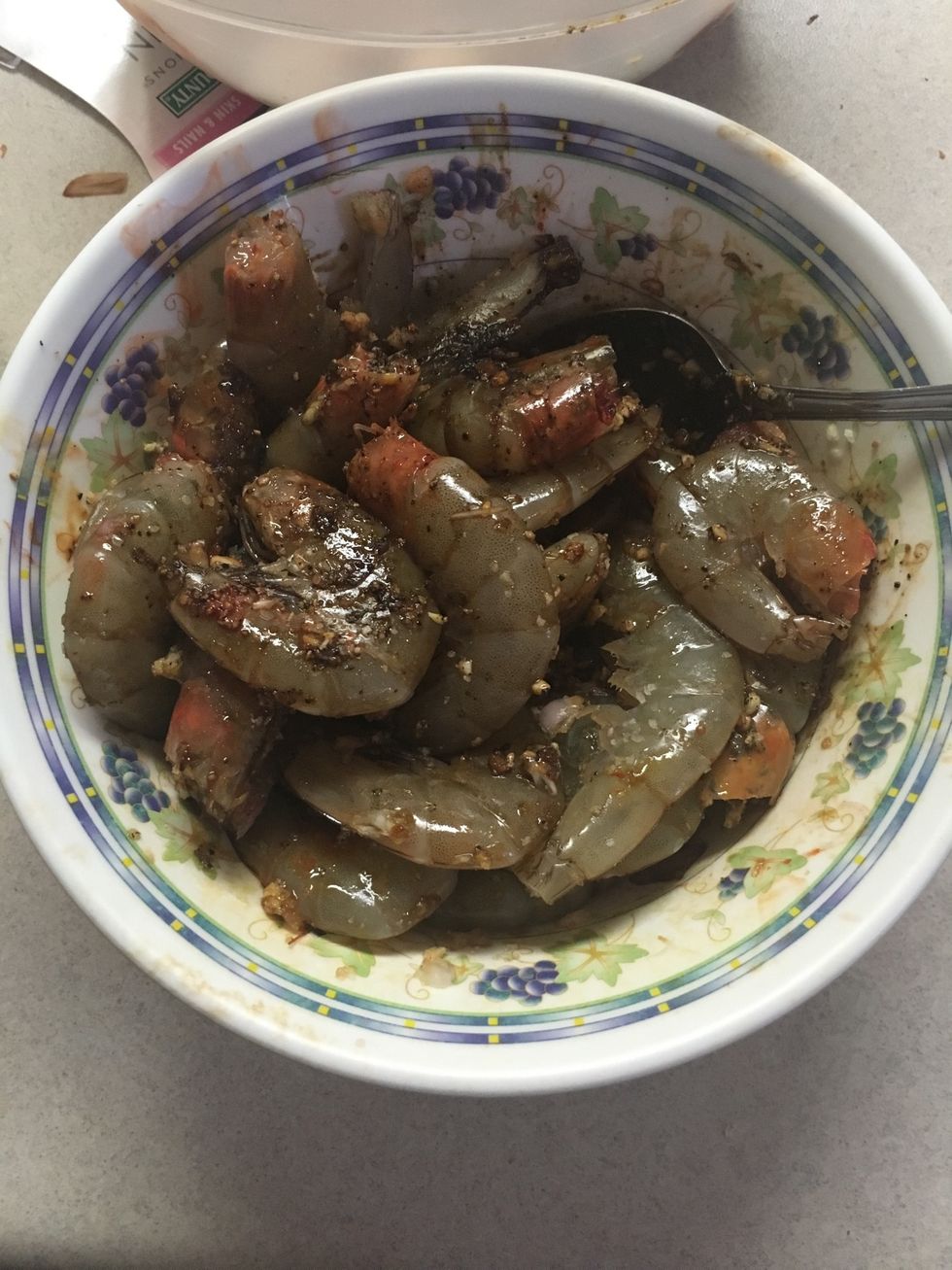 Marinate the shrimp: add 1tbsp minced garlic, 1 tbsp minced purple onion, 1 tbsp fish sauce, 1/2 tbsp of chicken gnor, 1/2 tsp salt, 1 tbsp light brown sugar, 1 tsp chili pepper.Mix well, wait15mins