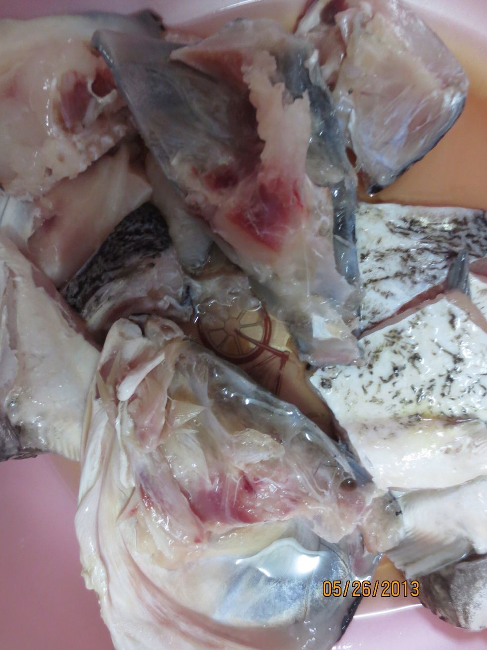 Marinate washed and cut up fish head in cooking wine