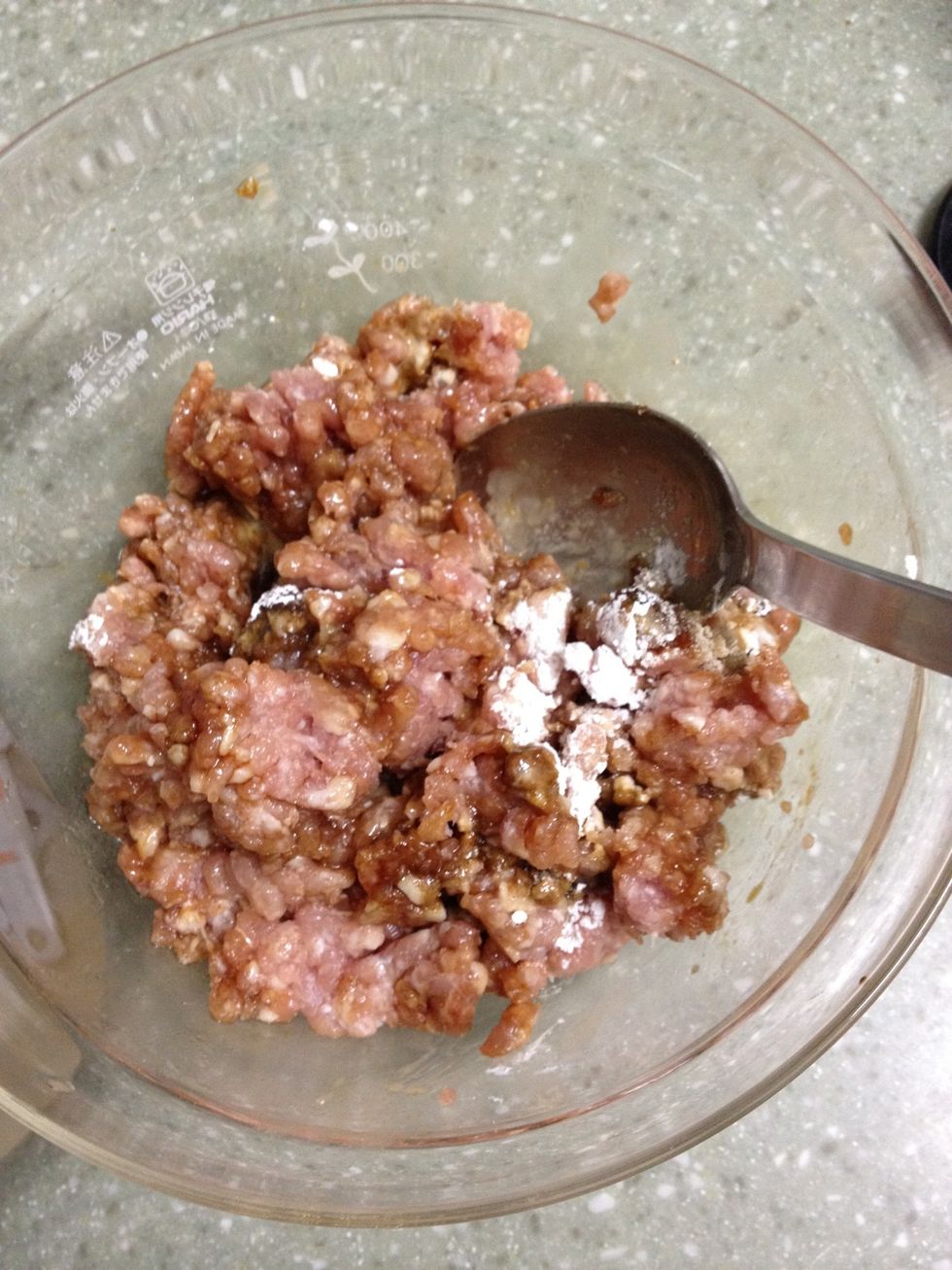 Marinated minced pork with seasonings for 20mins, set aside.