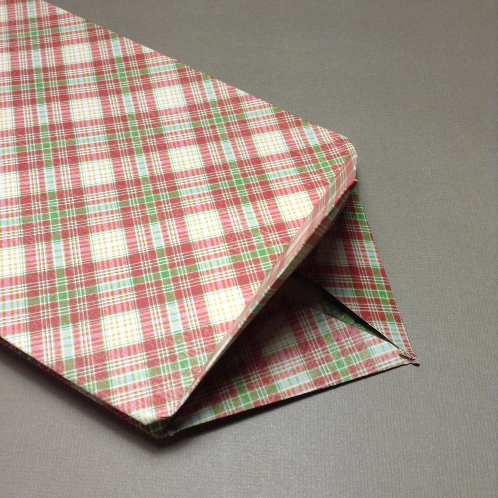 Mark the fold when are aligned, you\u00b4ll have a triangular shape...do it in the other side.