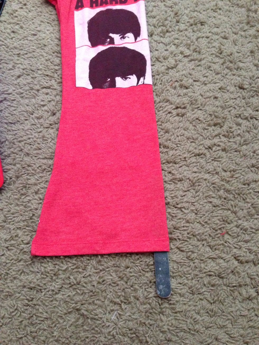 Mark the middle of the shirt by folding it and placing something in the middle.