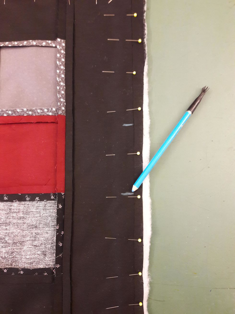 Markera en \u00f6ppning, ett v\u00e4ndh\u00e5l i mitten av ena sidan. \u00d6ppningen kan vara lika l\u00e5ng som mittenrutan p\u00e5 lapptekniken.