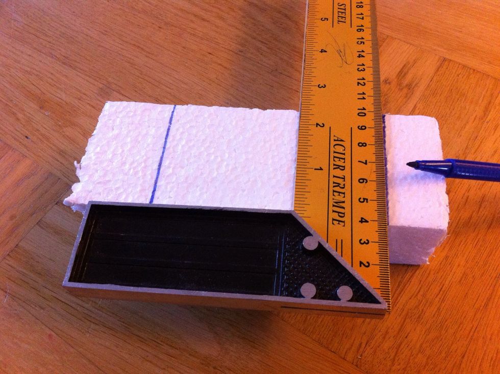 Markera f\u00f6r hjulaxlarna p\u00e5 undersidan.