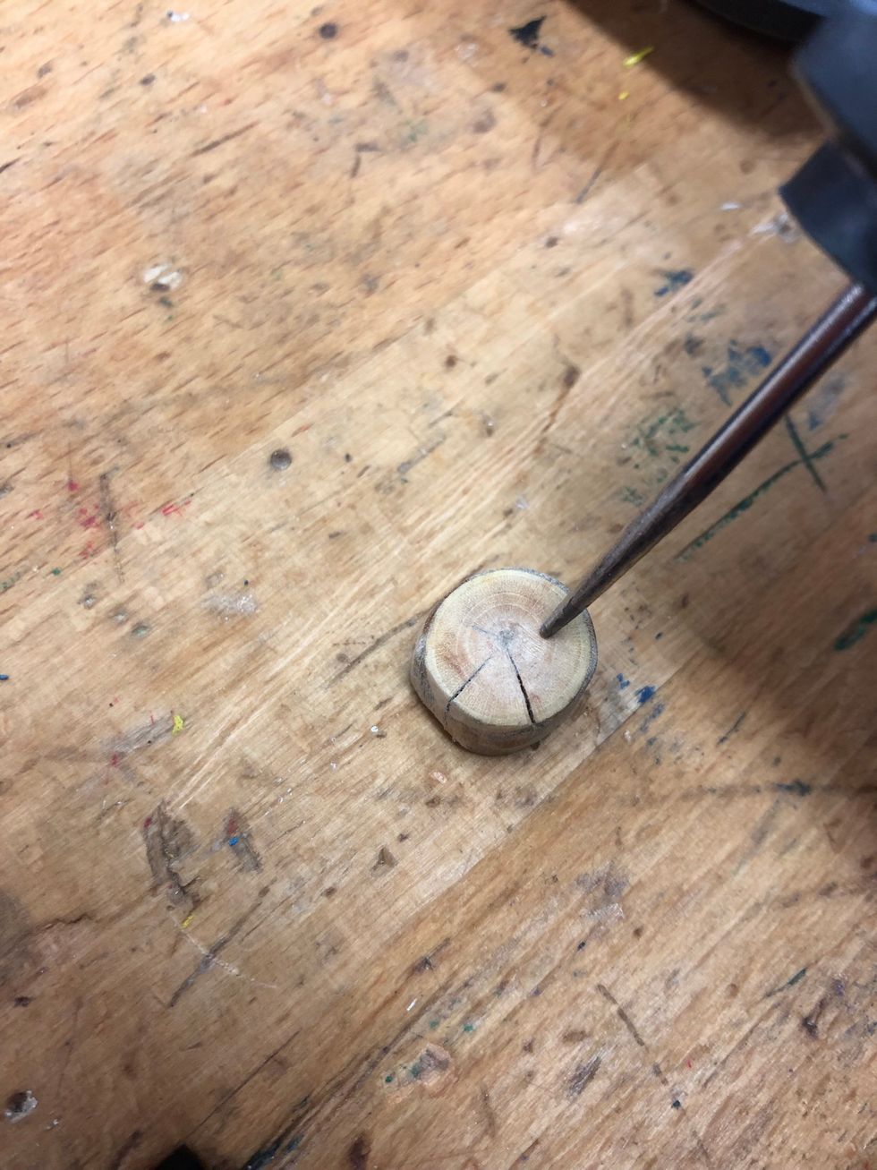 Markera f\u00f6rsiktigt med sylen var du ska borra de tv\u00e5 h\u00e5len.