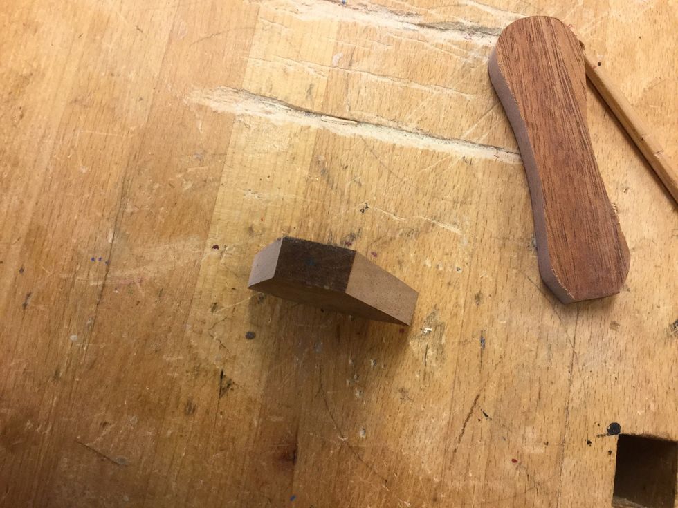 Markera med blyerts vart du ska borra h\u00e5l. F\u00f6rs\u00f6k ta ut mitten. Borra med 8 mm borr.