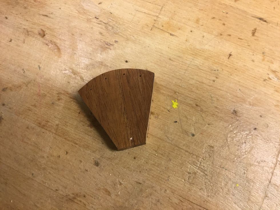 Markera med hj\u00e4lp av mallen ut var \u201dpiggarna\u201d ska sitta. Anv\u00e4nd en syl eller en spik f\u00f6r att markera.