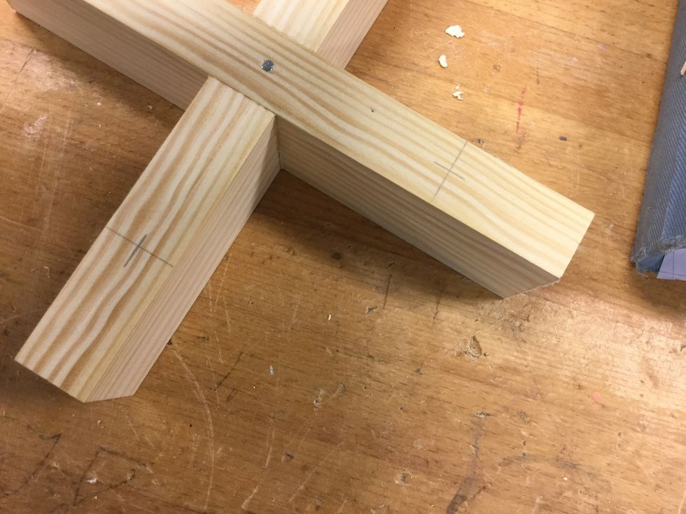 Markera med hj\u00e4lp av strykm\u00e5ttet 4 cm in fr\u00e5n varje \u00e4nde och markera mitten. Borra h\u00e5l med 5mm tr\u00e4borr. G\u00f6r detta endast p\u00e5 ett av kryssen.