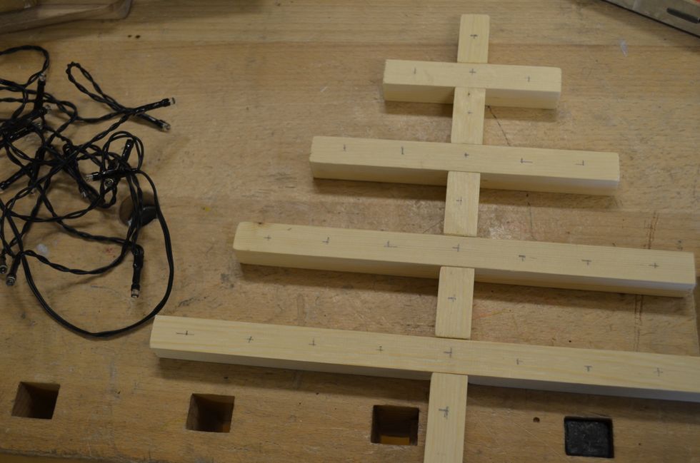 Markera p\u00e5 var du skall borra. T\u00e4nk p\u00e5 hur m\u00e5nga led din slinga har. Vill du inte ha ledslinga i din gran kan du strunta i detta steget.