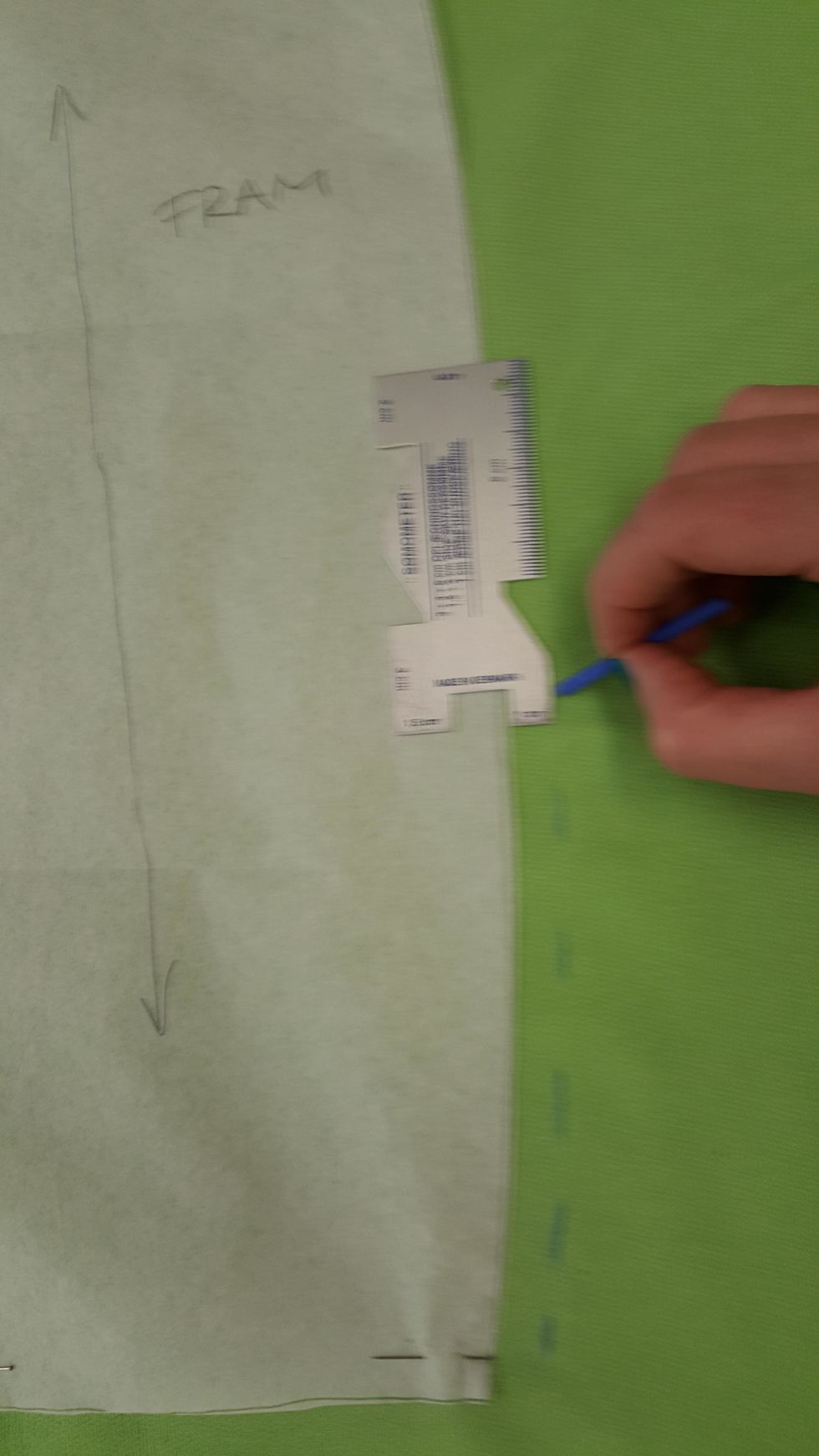 Markera s\u00f6msm\u00e5nen med m\u00e5ttsticka och tygpenna. Klipp sedan ut.