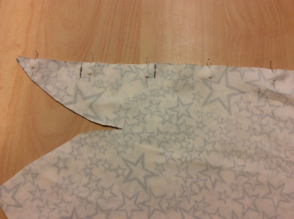 Markera ut ca 7 cm med en tygpenna. D\u00e4r ska du l\u00e4mna \u00f6ppet n\u00e4r du syr f\u00f6r att senare kunna v\u00e4nda m\u00f6ssan ut och in.