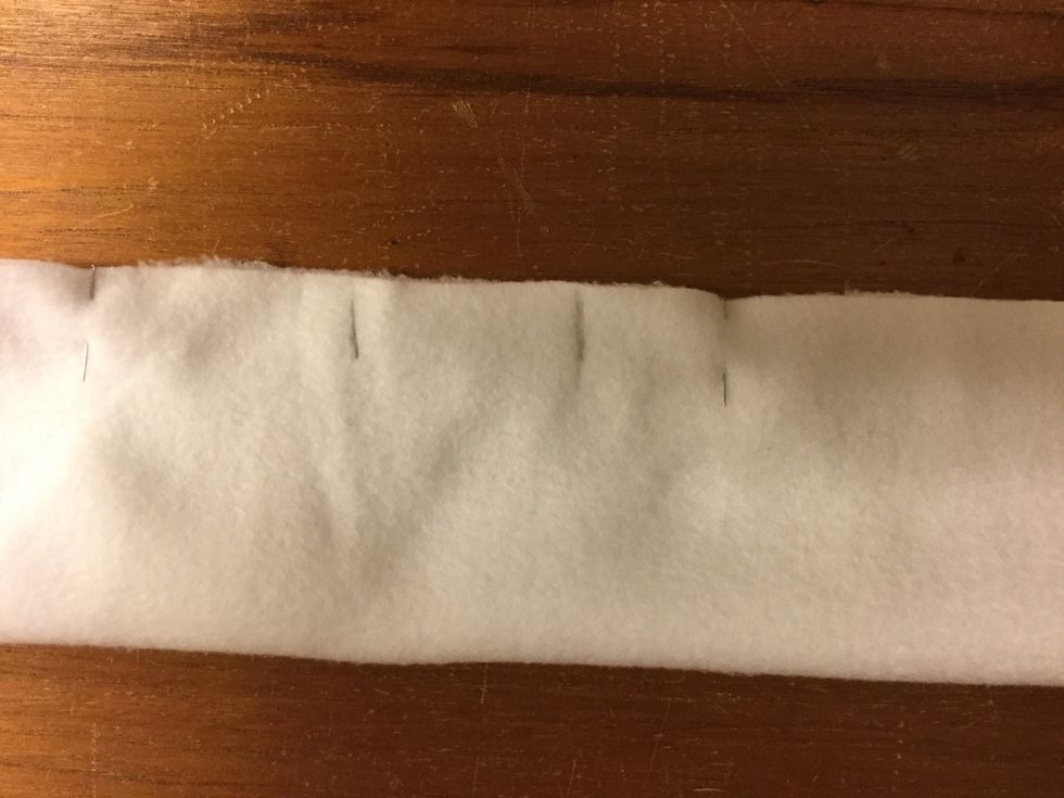 Markera ut mitten och l\u00e4mna \u00f6ppet cirka 5 cm. Sy ihop med raks\u00f6m. 1cm fr\u00e5n kanten.