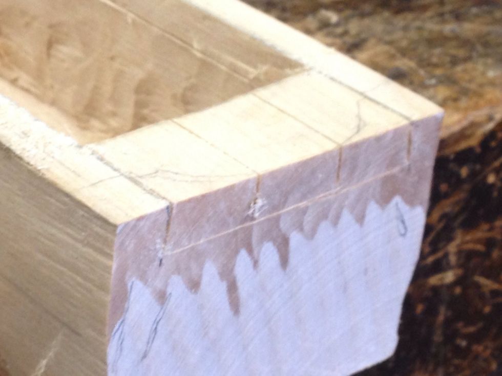 Markera vinkeln f\u00f6r locket (60-70 grader) samt samma djup som stiftm\u00e5ttet markerat inne i asken. och s\u00e5ga. S\u00e5ga flera jack f\u00f6r att underl\u00e4tta att ta bort tr\u00e4et.