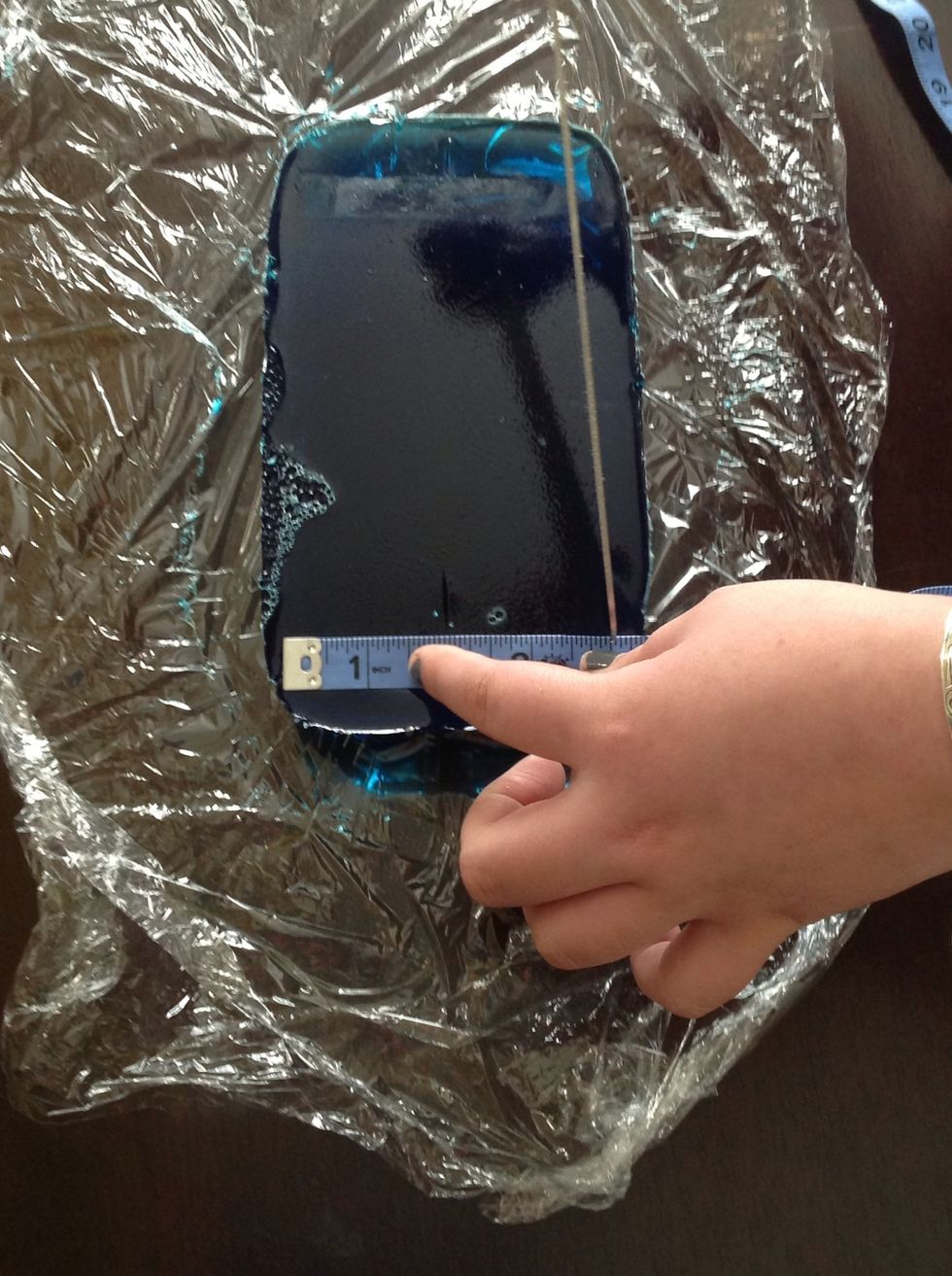 Marking each end to line it up evenly and cutting with thread