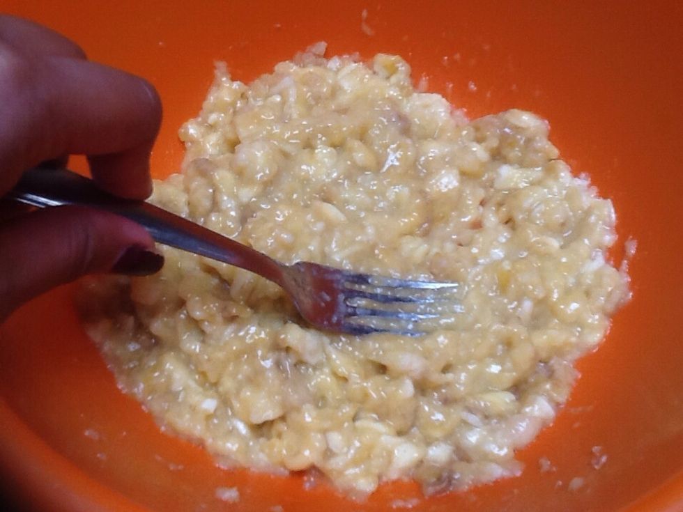 Mash ripe bananas with a fork or a potato masher first (the hardest part of the recipe). 2 bowls of mashed bananas need 1 bowl of starch. In the same way, 4 bowls of bananas need 2 bowls of starch