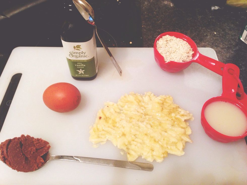 Mash the banana Measure 1/2 cup oats and 1/3 cup oat milk. Crack the egg Add 1 teaspoon vanilla extract Add 1 tablespoon cacao butter