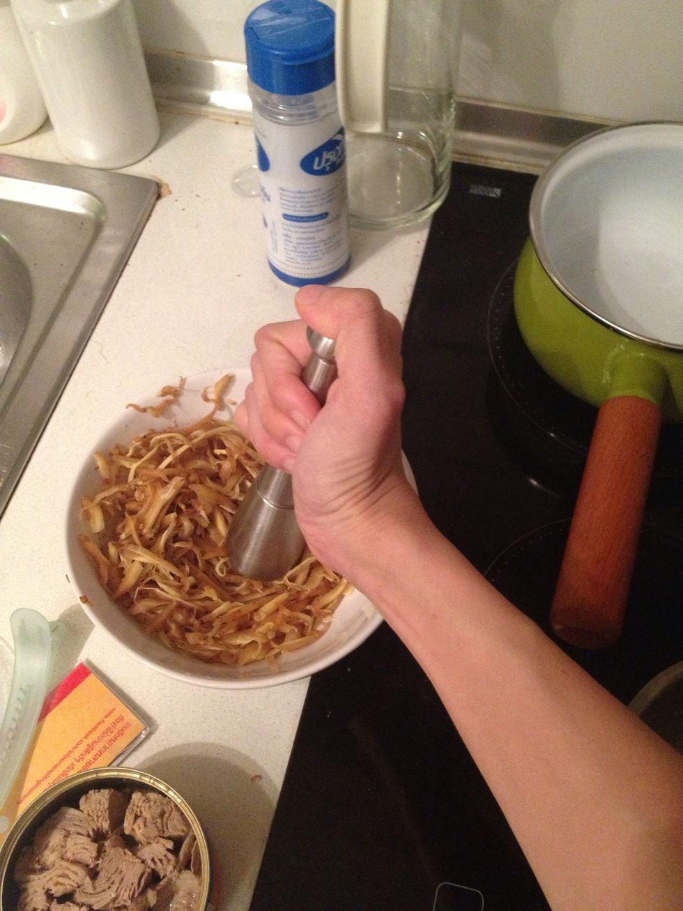 Mash the finger roots a several times to release the aroma oil inside.