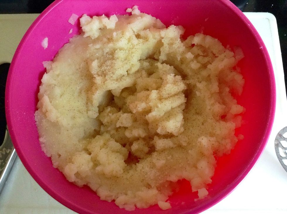 Mashed the boiled potato and season it with salt and pepper.