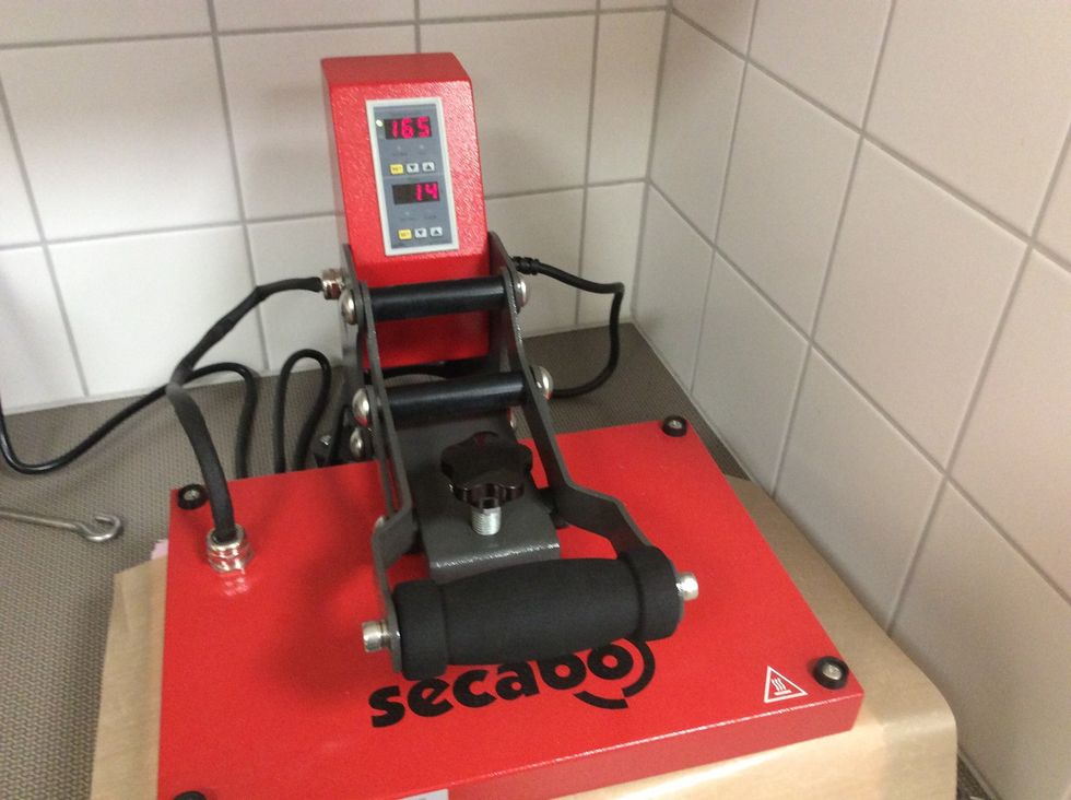 Maskinen b\u00f6rjar nu r\u00e4kna ner , n\u00e4r den \u00e4r p\u00e5 0 s\u00e5 ljuder en signal som talar om att det \u00e4r klart. \u00d6ppna v\u00e4rmepressen.