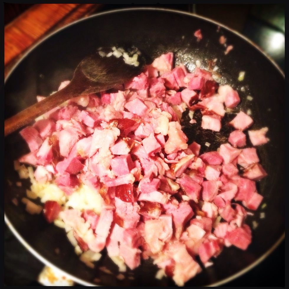 Maso lehce orestujeme na m\u00e1sle a cibuli.