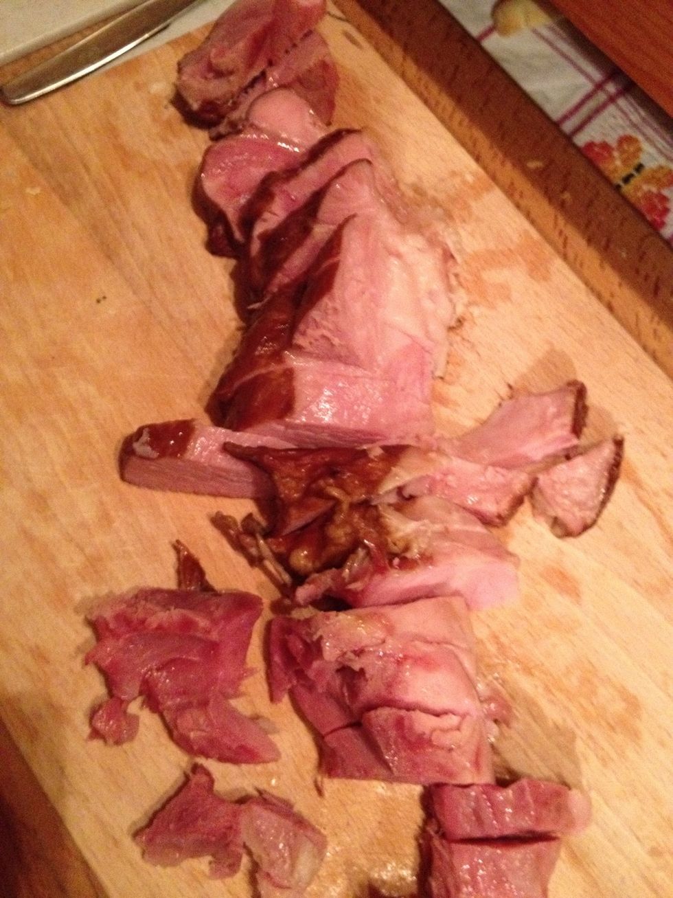 Maso uva\u0159\u00edme a po vychladnut\u00ed nakr\u00e1j\u00edme na drobn\u00e9 kousky. V\u00fdvar si svhov\u00e1me na pozd\u011bji.