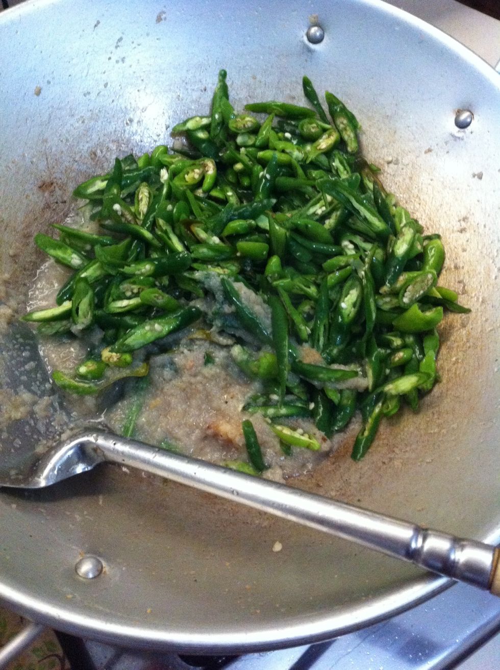 Masukkan cabe hijau dan cabe rawit yang telah di potong-potong.