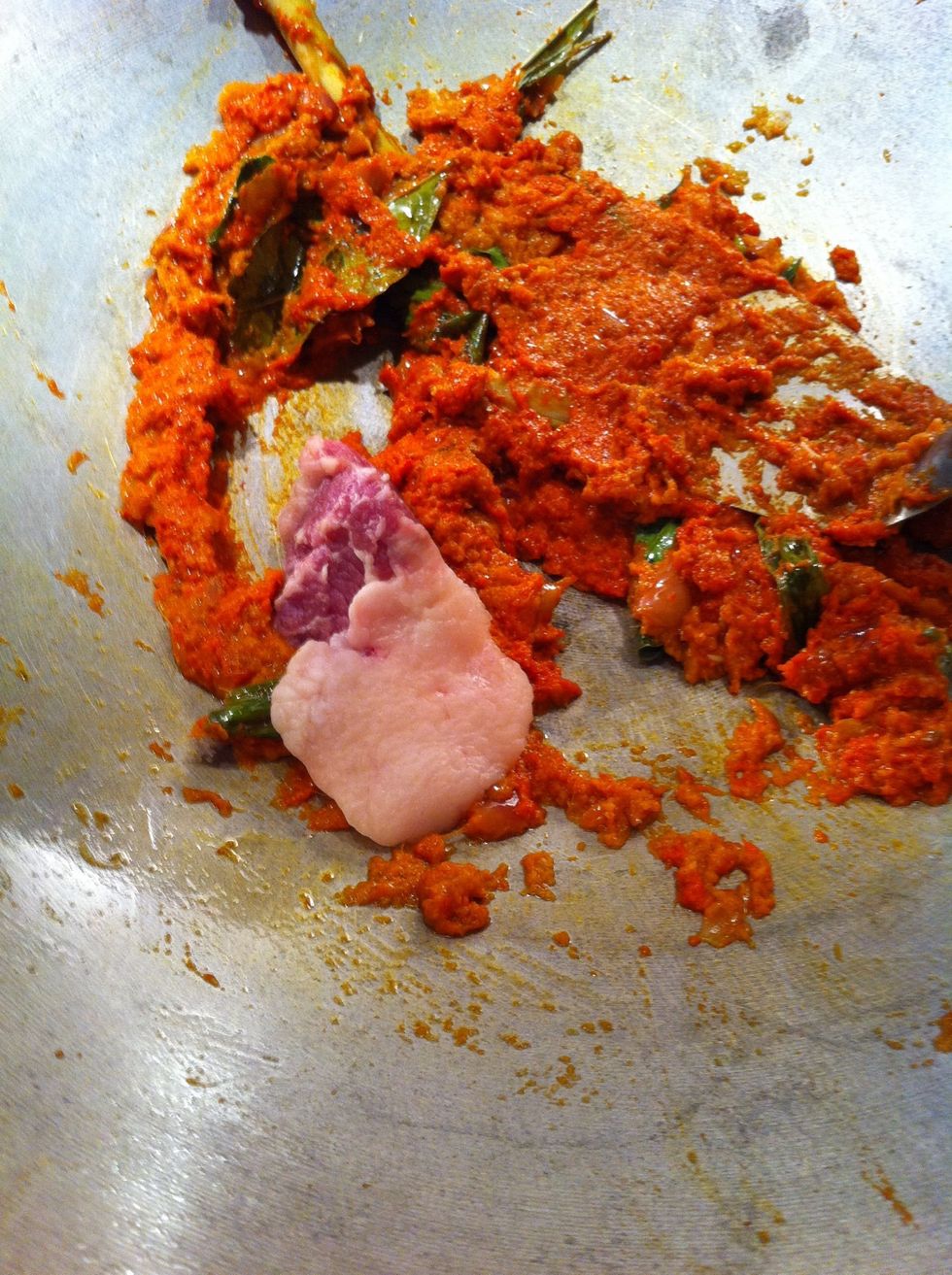 masukkan daging gajeboh setelah bumbu tercium harum