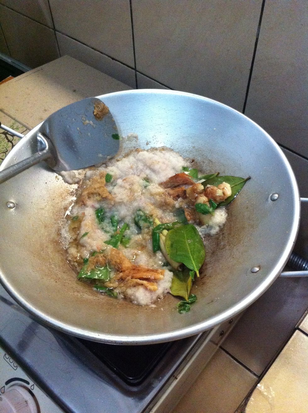 Masukkan hasil blenderan / gilingan bawang putih dan bawang merah. Tumis hingga harum.