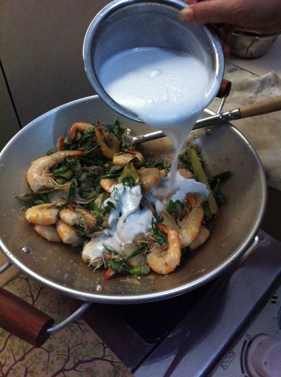 Masukkan santan perasan kedua.