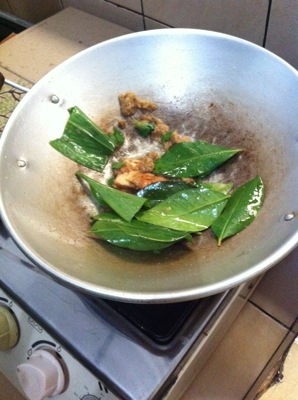 Masukkan semua bahan yang telah dihaluskan dan kemudian ditumis (kecuali bawang merah ,bawang putih dan cabe2)