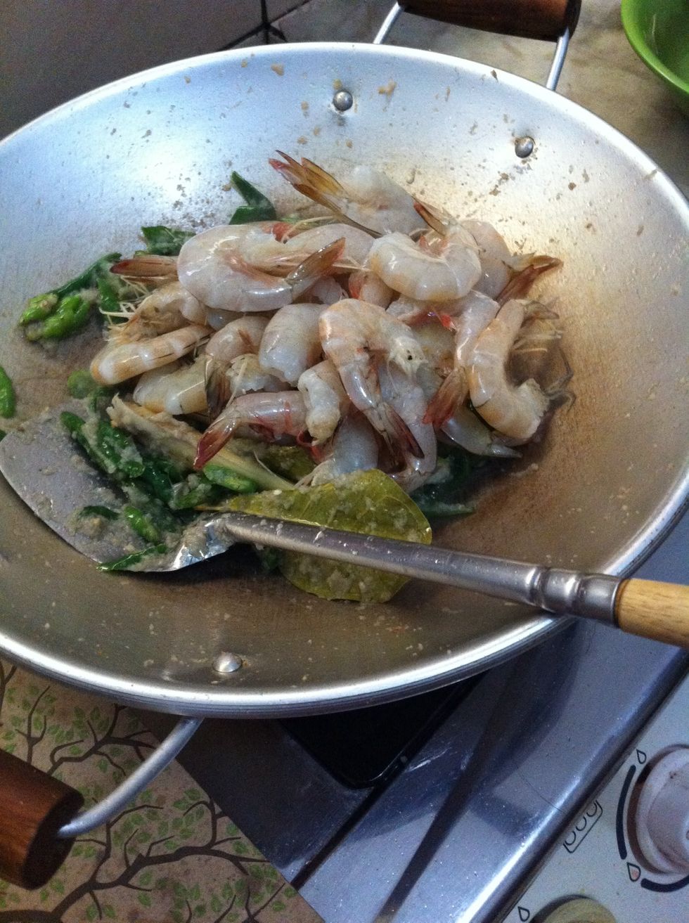 Masukkan udang dan lanjutkan menumis.