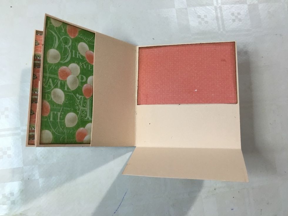 Mat the right page. Again, your mat does not have to cover the entire surface since the second pocket will close over it. A height of 4 cm (1 5/8") is sufficient.