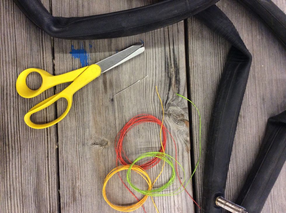 Material- cykelslang, sax, tapesserin\u00e5l och broderitr\u00e5d