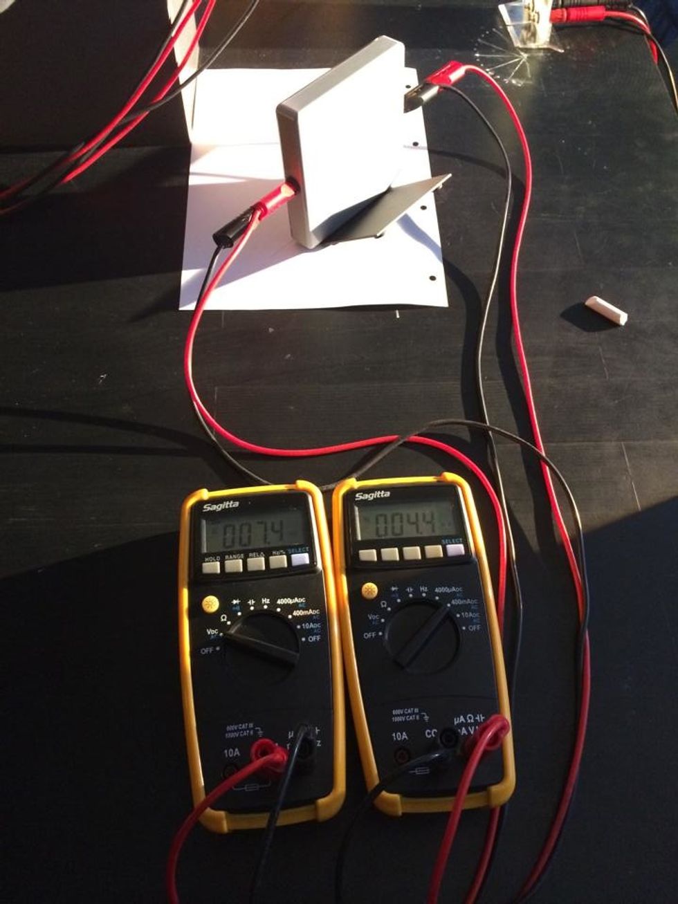 Materiale: De to multimetre er tilsluttet solcellen med fire ledninger og m\u00e5ler hver henholdsvis energioptagelsen i ampere og volt.