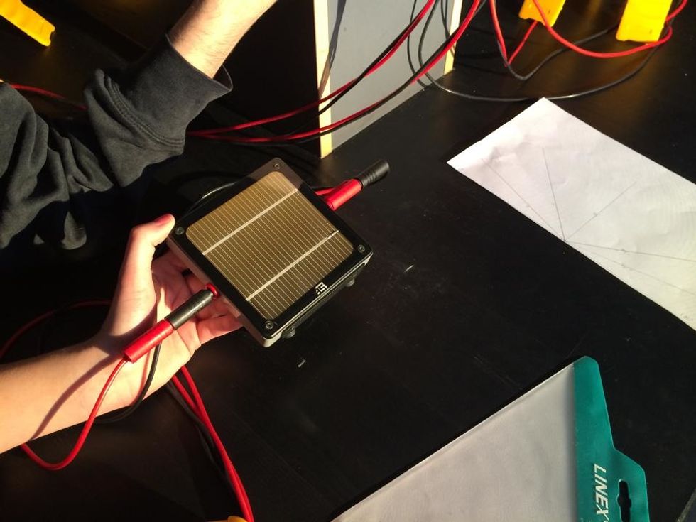 Materiale: Solcellen er hovedmaterialet i fors\u00f8get, den opfanger lyset. Afh\u00e6ngig af sin vinkel til overheadprojektoren, \u00e6ndrer den sit energioptag.