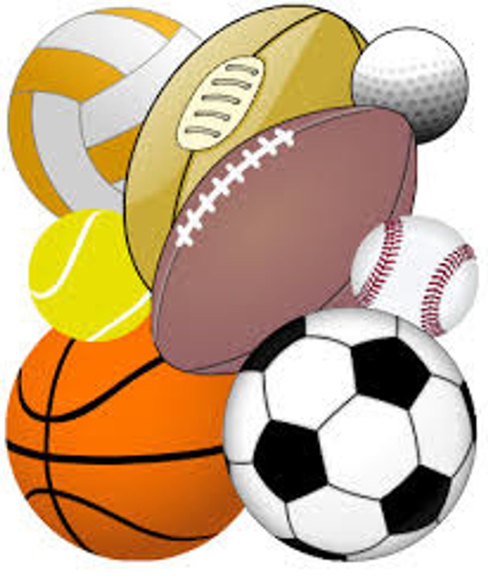 Me gusta ver y jugar deportes.