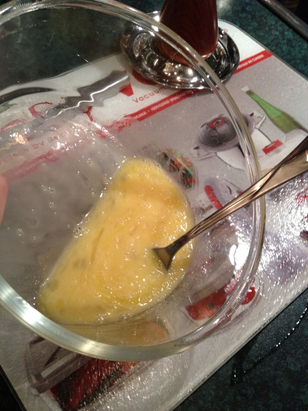 Meanwhile, beat 3 eggs in a bowl, add salt and lightly beaten with a fork.